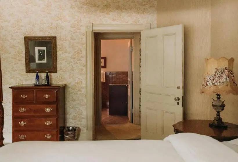 Deluxe Suite King Bed, South Shire