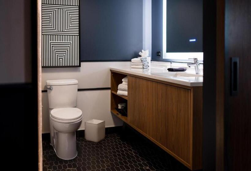 キングサイズベッドのスイートルーム, Cambria Hotel Boston Somerville
