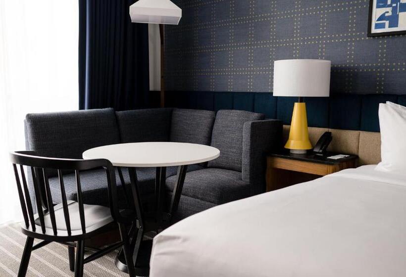 キングサイズベッドのスタンダードルーム, Cambria Hotel Boston Somerville