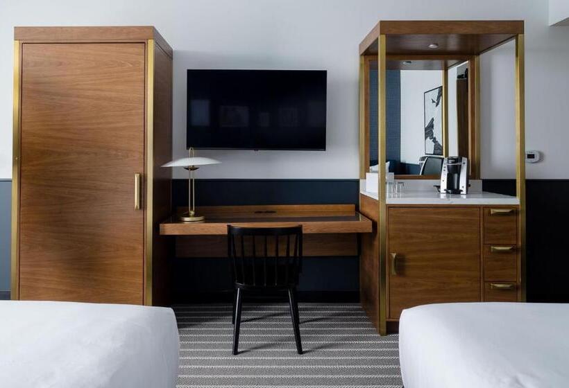 スタンダード４人部屋, Cambria Hotel Boston Somerville