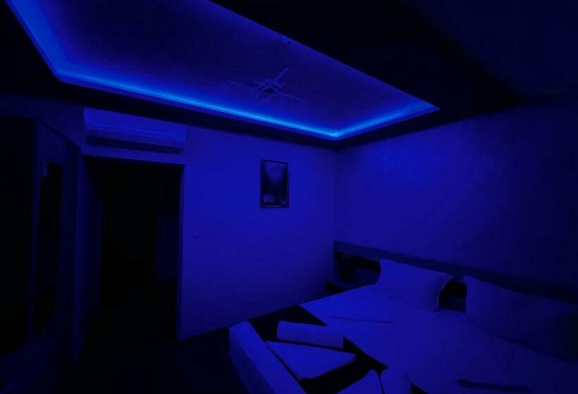 Standard Kolmen Hengen Huone, Central