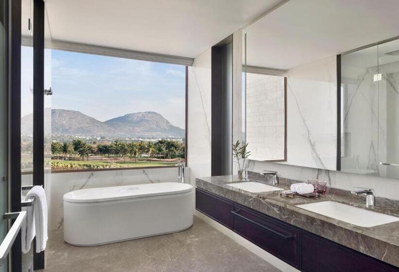 带大床的行政房间, Jw Marriott Hotel Bengaluru Prestige Golfshire Resort & Spa