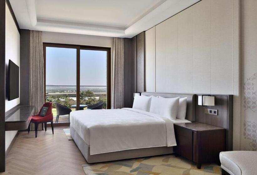 带大床的行政房间, Jw Marriott Hotel Bengaluru Prestige Golfshire Resort & Spa