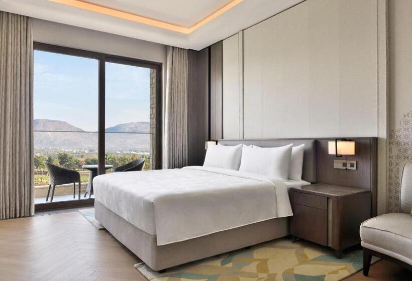 带大床的复式套间, Jw Marriott Hotel Bengaluru Prestige Golfshire Resort & Spa