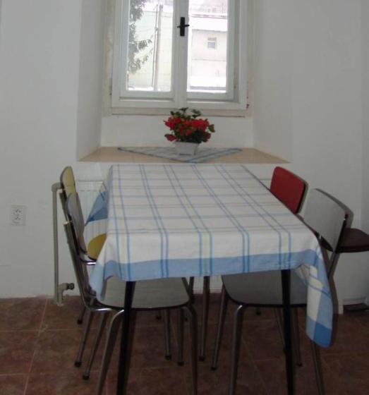 اتاق خانوادگی, Chata Artur