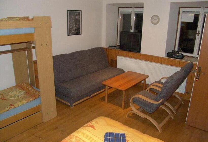 اتاق خانوادگی, Chata Artur