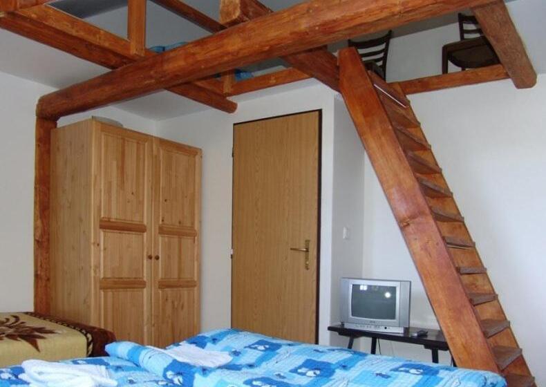 اتاق خانوادگی, Chata Artur