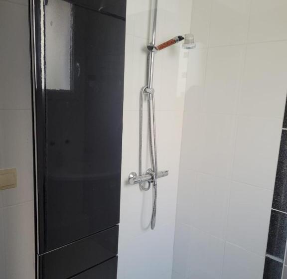 غرفة عائلية مطلّة علي الحديقة, Welcome