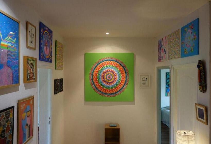 غرفة قياسية مزوَّدة بتراس, Eyhera Perkain