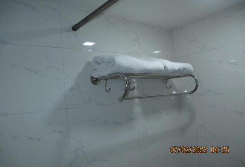 Chambre Familiale Deluxe, Kewal