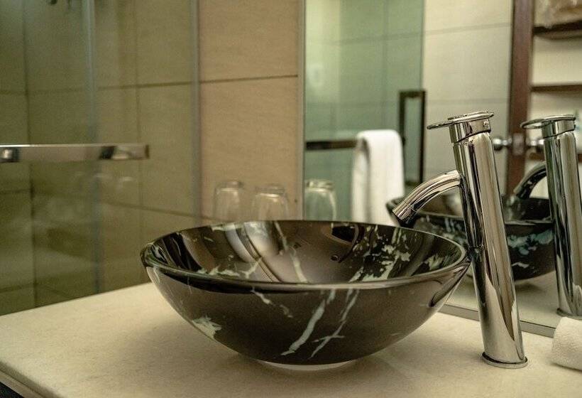 سوییت خانوادگی, La Peonia