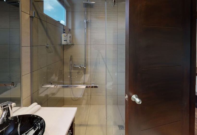 سوییت خانوادگی, La Peonia