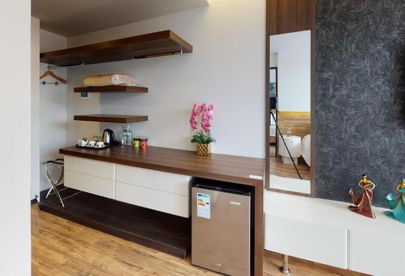 اتاق خانوادگی, La Peonia