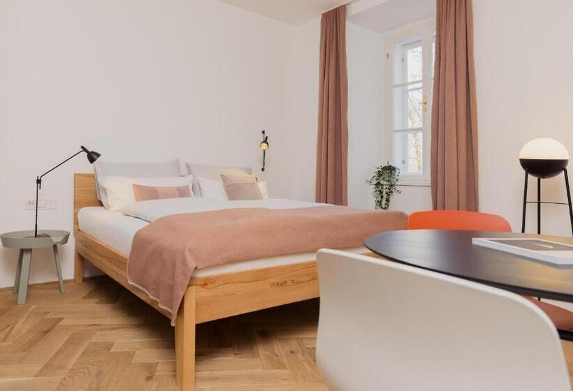 استودیوی سوپریور, Marktbar Studios Boutique Apart