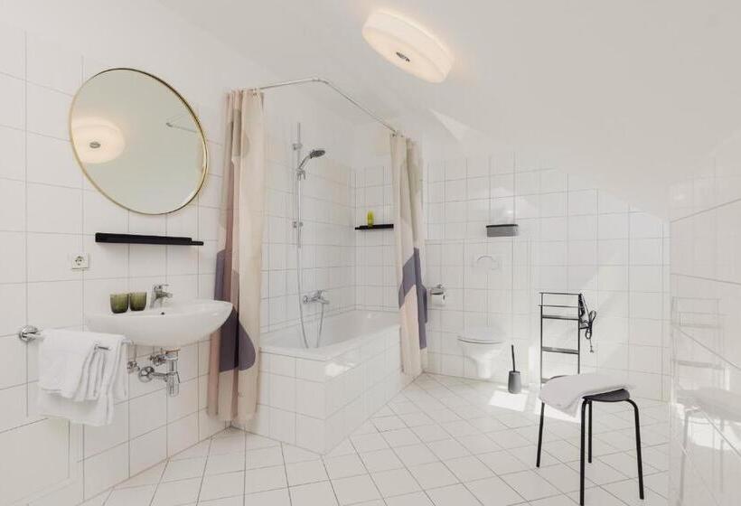 آپارتمان خانوادگی, Marktbar Studios Boutique Apart