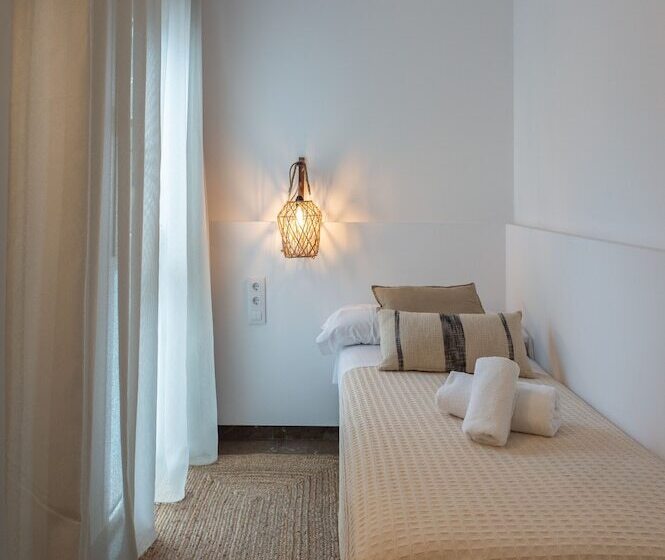 اتاق خانوادگی, Hostal Es Niu De Tamariu