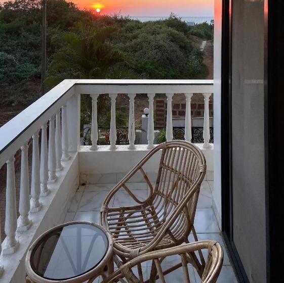اتاق استاندارد با بالکن, Shanu S Seaside Inn A Guesthouse, 100 Metres To Candolim Beach