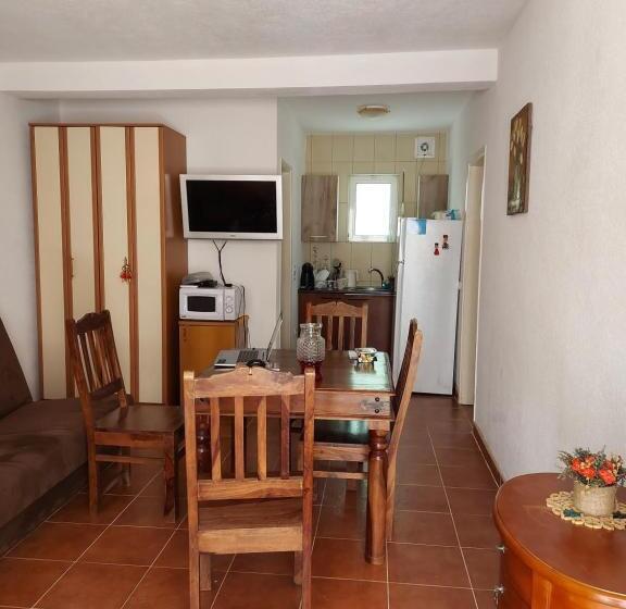 سوییت خانوادگی, Villa Lyudmila