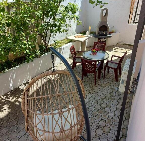 سوییت خانوادگی, Villa Lyudmila