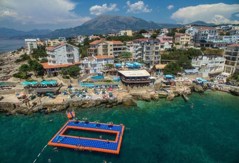 اتاق لوکس با بالکن و چشمانداز دریا, Villa Lyudmila