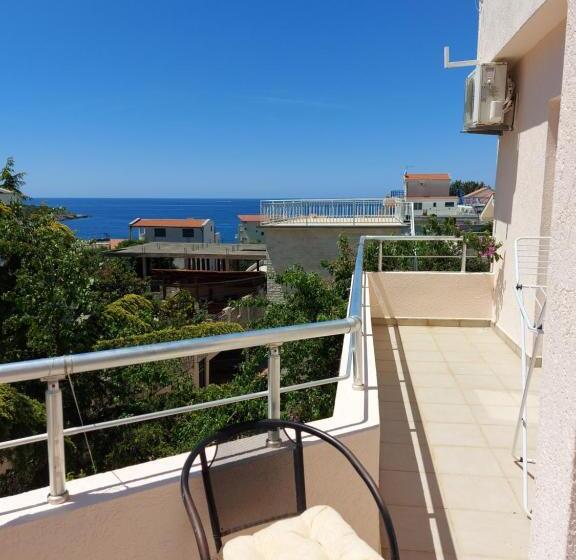 اتاق لوکس با بالکن و چشمانداز دریا, Villa Lyudmila