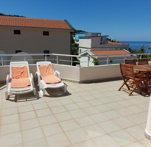 اتاق لوکس با بالکن و چشمانداز دریا, Villa Lyudmila