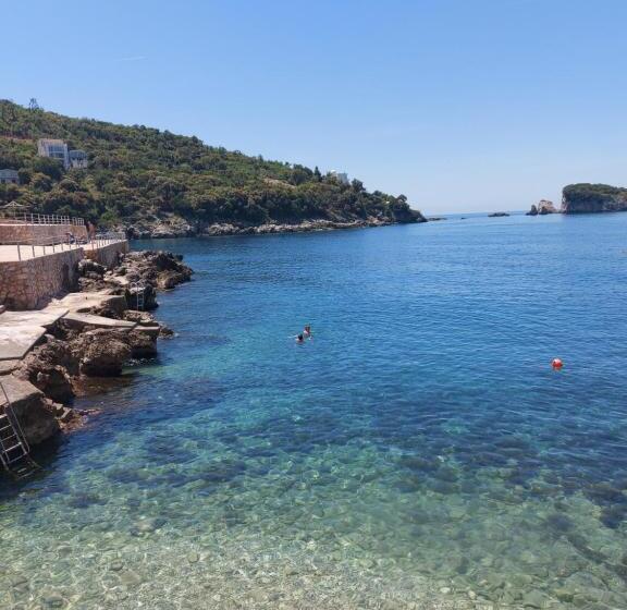 اتاق لوکس با بالکن و چشمانداز دریا, Villa Lyudmila