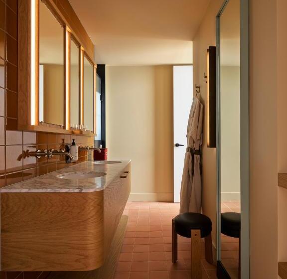 Люкс, Ace Hotel Sydney