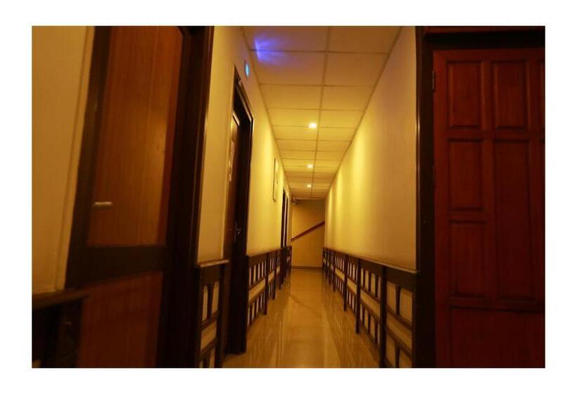 إستديو قياسى مزود بشرفة, Corridor Calicut Airport