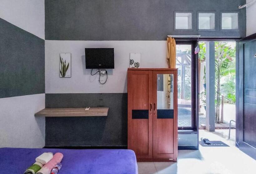 Номер Economy, Kartini Guest House Near Alun Alun Probolinggo