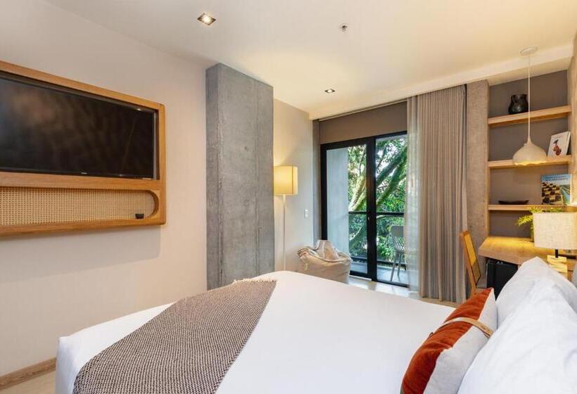 غرفة قياسية لذوى الاحتياجات الخاصة, Landmark