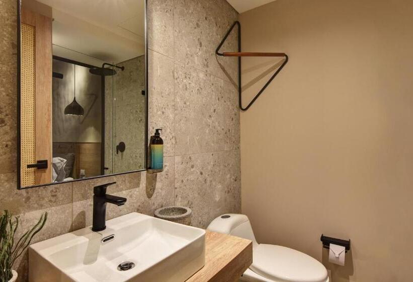 غرفة قياسية مطلّة علي الحديقة, Landmark