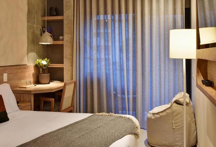 غرفة قياسية مطلّة علي الحديقة, Landmark