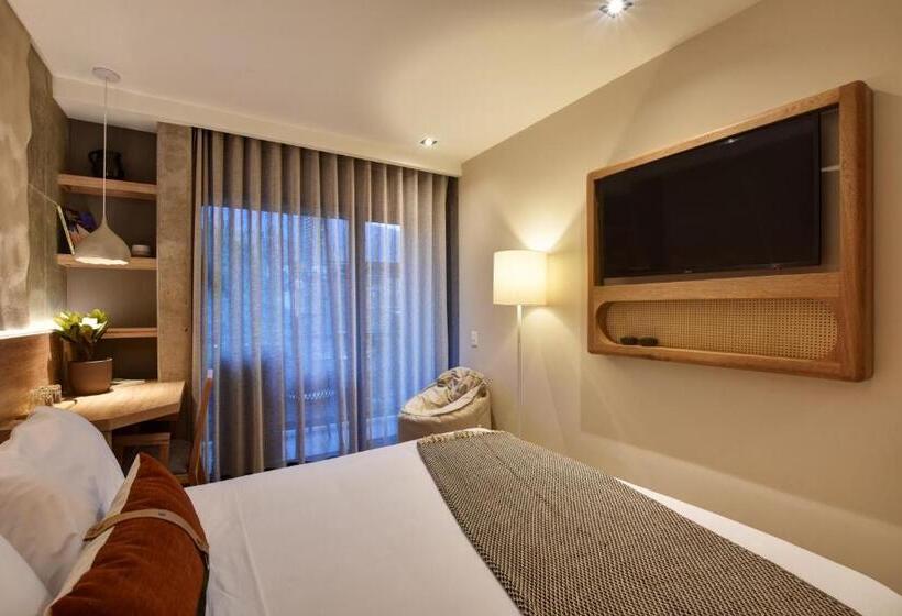 غرفة قياسية مطلّة علي الحديقة, Landmark