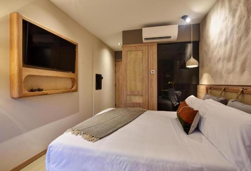 غرفة قياسية مطلّة علي الحديقة, Landmark