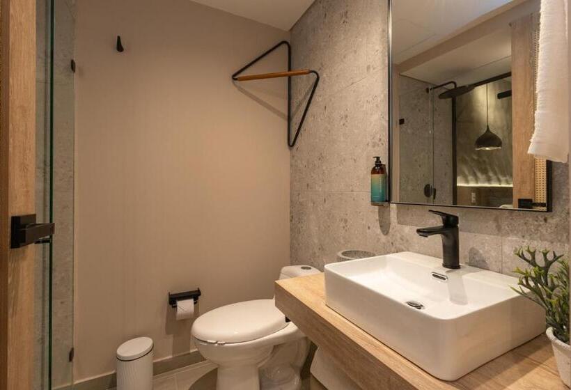 غرفة قياسية مزوَّدة بشُرفة, Landmark