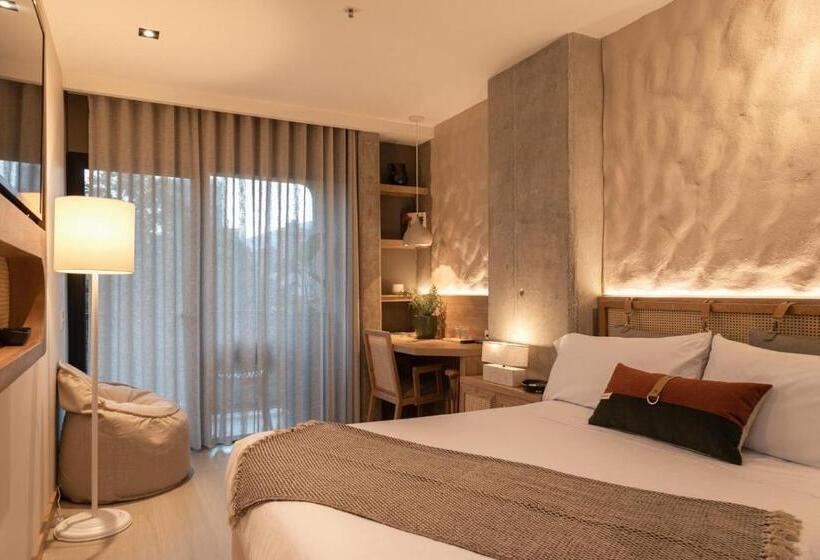 غرفة قياسية مزوَّدة بشُرفة, Landmark