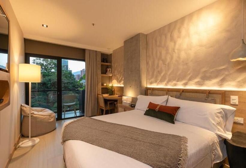 غرفة قياسية مزوَّدة بشُرفة, Landmark