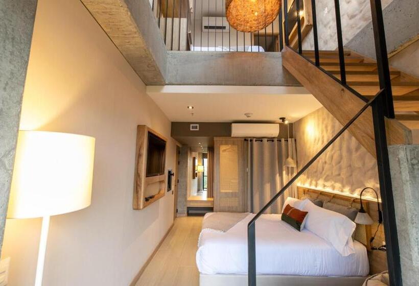 جناح جونيور ديلوكس, Landmark