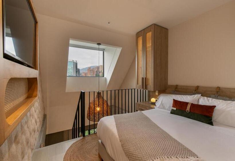 جناح جونيور ديلوكس, Landmark