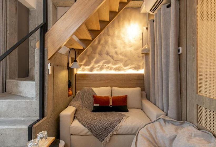 جناح ديلوكس, Landmark