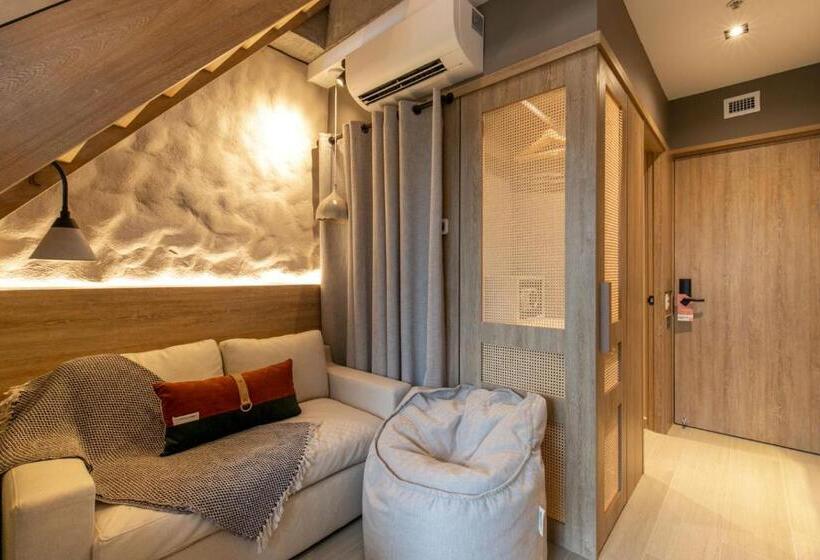 جناح ديلوكس, Landmark