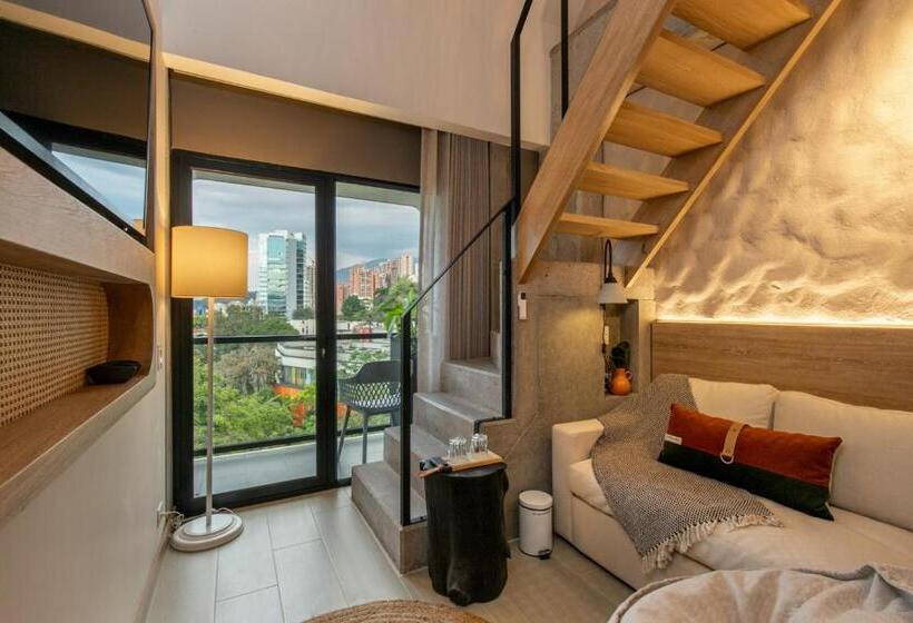 جناح ديلوكس, Landmark