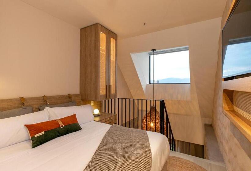 جناح ديلوكس, Landmark