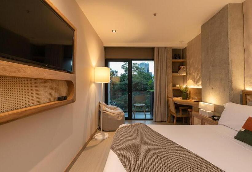 غرفة قياسية مزوَّدة بشُرفة, Landmark