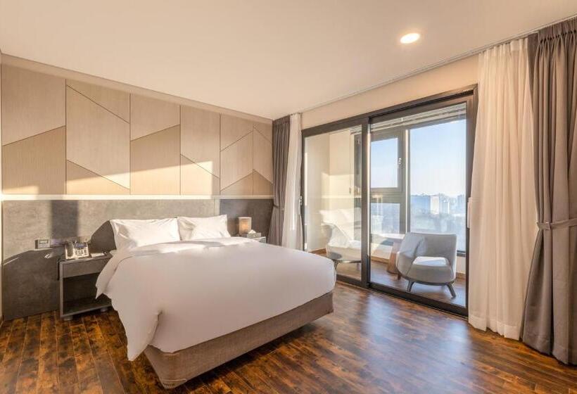 Номер Deluxe с Балконом, Urban Est