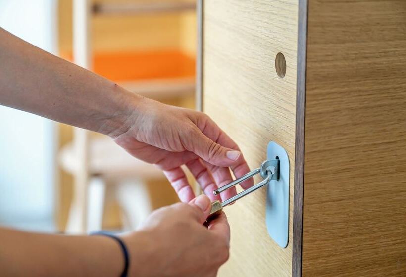 ルームシェアのワンベッド, Ucpa Sport Station Hostel Paris