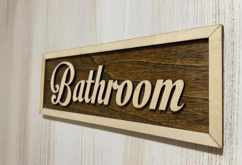 اتاق استاندارد سه تخته با سرویس بهداشتی مشترک, Dolar Rooms