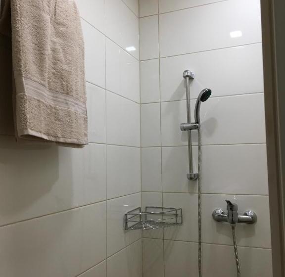 اتاق استاندارد سه تخته با سرویس بهداشتی مشترک, Dolar Rooms