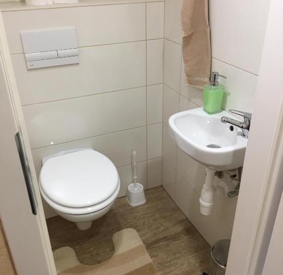 اتاق استاندارد سه تخته با سرویس بهداشتی مشترک, Dolar Rooms